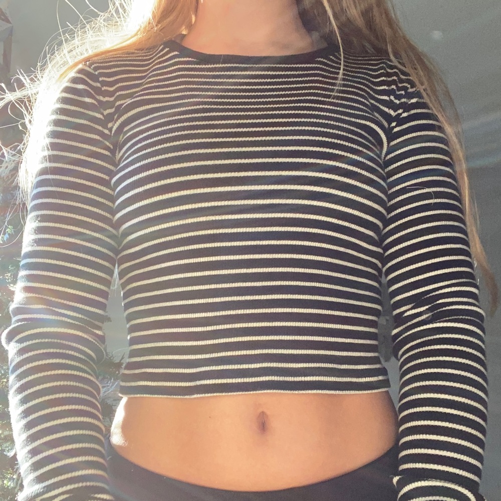 Black and white striped long sleeve crop top